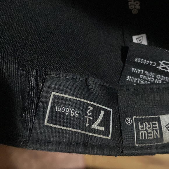 fitted hat - Picture 2 of 2